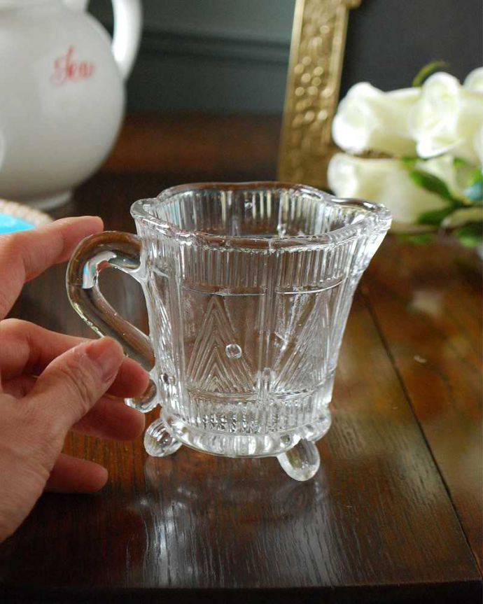 アンティーク 雑貨のガラス小物　アンティーク雑貨　アンティークのプレスドグラス、脚もとまで可愛いガラスのミルクポット。持ち手もしっかり付いています昔と同じようにミルクを入れて使うのはもちろん使い方は自由自在。(pg-5079)
