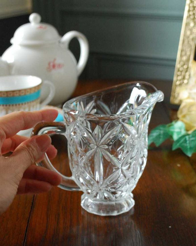 アンティーク 雑貨のガラス小物　アンティーク雑貨　可愛いお花のカッティング、アンティークプレスドグラスのミニピッチャー。持ち手もしっかり付いています昔と同じようにミルクを入れて使うのはもちろん使い方は自由自在。(pg-5082)