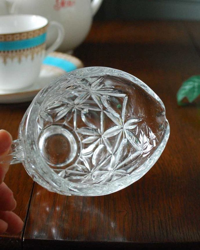 アンティーク 雑貨のガラス小物　アンティーク雑貨　可愛いお花のカッティング、アンティークプレスドグラスのミニピッチャー。上から見るとこんな感じです。(pg-5082)