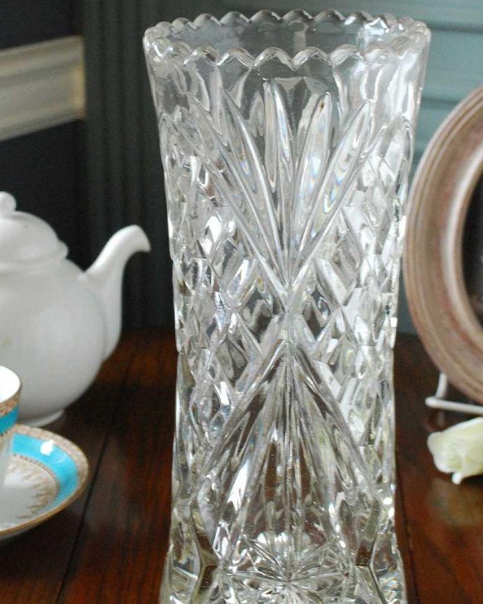 アンティーク 雑貨のガラス小物　アンティーク雑貨　宝石のような輝きが美しいフラワーベース（花瓶）、美しいアンティーク雑貨。光が入るとキラキラと輝きますサイズが大きなプレスドグラスは、より太陽の光を反射してキラキラと輝きます。(pg-5102)