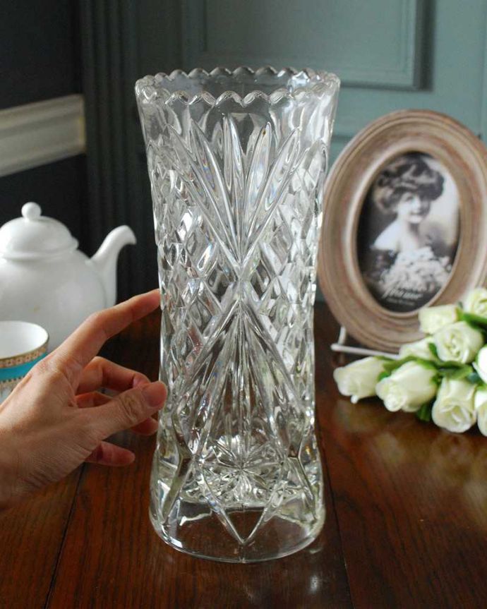 アンティーク 雑貨のガラス小物　アンティーク雑貨　宝石のような輝きが美しいフラワーベース（花瓶）、美しいアンティーク雑貨。置くだけで華やかな雰囲気大きなサイズの花器は、お家に1つは欲しいアイテム。(pg-5102)