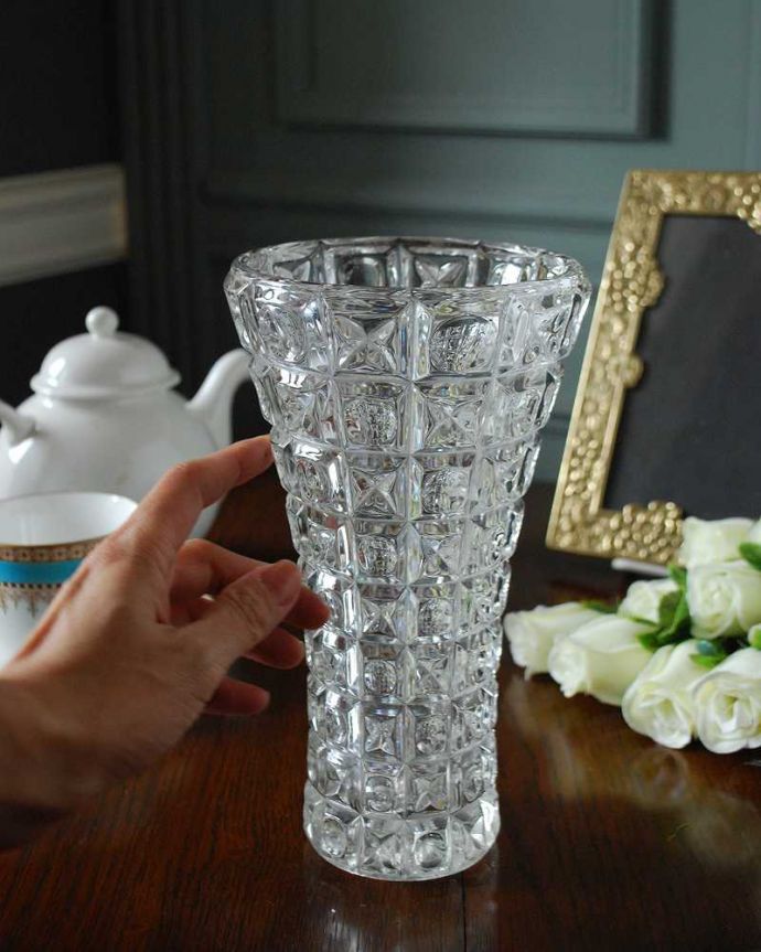 アンティーク 雑貨のガラス小物　アンティーク雑貨　スクエア模様がゴージャスに輝く、アンティークプレスドグラスのフラワーベース。気軽に使えるフラワーベース英国らしくいろんなサイズが見つかる花器。(pg-5105)