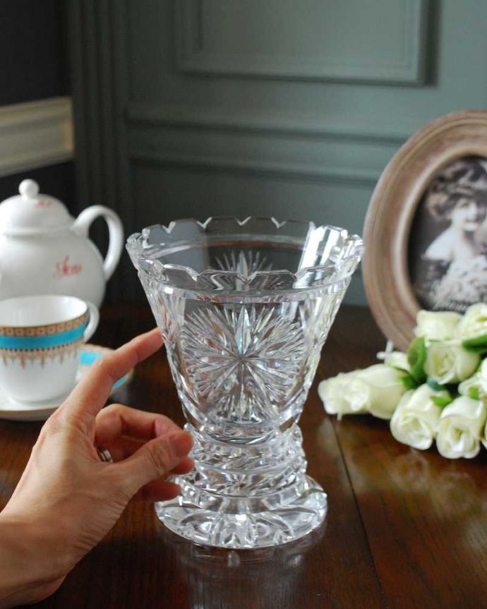アンティーク 雑貨のガラス小物　アンティーク雑貨　縁取りのカッティングまで美しいフラワーベース、アンティークプレスドグラス。置くだけで華やかな雰囲気大きなサイズの花器は、お家に1つは欲しいアイテム。(pg-5108)