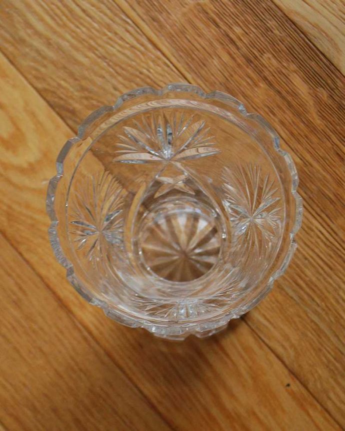 アンティーク 雑貨のガラス小物　アンティーク雑貨　縁取りのカッティングまで美しいフラワーベース、アンティークプレスドグラス。上からのぞいて見ると･･･アンティークなので多少のキズ・欠けがある場合がありますが、使用上問題はありませんので、ご了承下さい。(pg-5108)