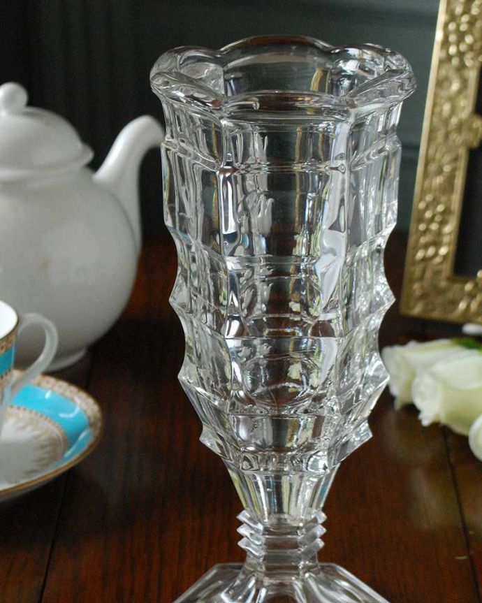 アンティーク 雑貨のガラス小物　アンティーク雑貨　豪華なカッティングで美しく輝かくプレスドグラス、アンティークのフラワーベース（花器）。普段の生活にパッと華を添えてくれるアンティーク気軽に使えるアンティークのプレスドグラスの中で、もっとも英国らしいアイテムの花器。(pg-5110)