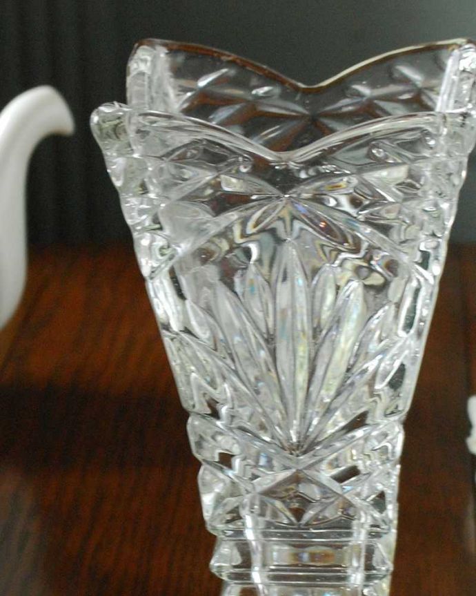 アンティーク 雑貨のガラス小物　アンティーク雑貨　スクエア型がオシャレ！豪華なカッティングのプレスドグラス 、フラワーベース(中)。普段の生活にパッと華を添えてくれるアンティーク気軽に使えるアンティークのプレスドグラスの中で、もっとも英国らしいアイテムの花器。(pg-5111)