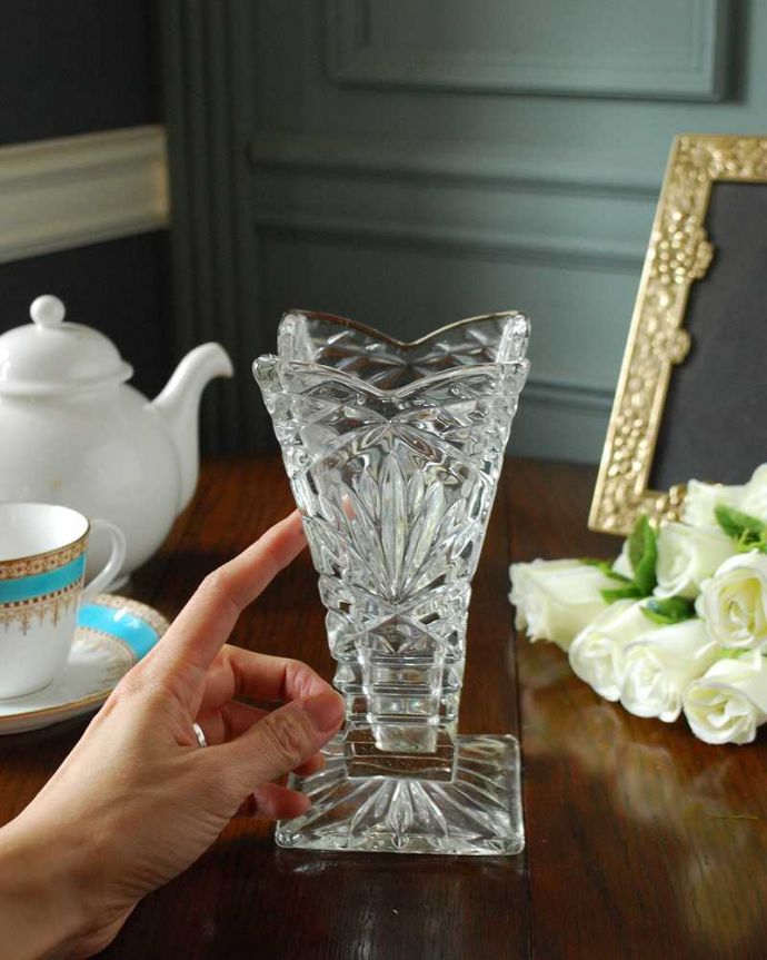 アンティーク 雑貨のガラス小物　アンティーク雑貨　スクエア型がオシャレ！豪華なカッティングのプレスドグラス 、フラワーベース(中)。キラキラ輝く美しさ置いておくだけでも絵になるデザイン。(pg-5111)