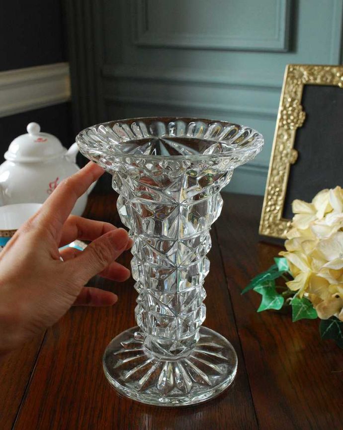 アンティーク 雑貨のガラス小物　アンティーク雑貨　大人っぽいカッティングがオシャレなアンティークプレスドグラス、フラワーベース。気軽に使えるフラワーベース英国らしくいろんなサイズが見つかる花器。(pg-5113)