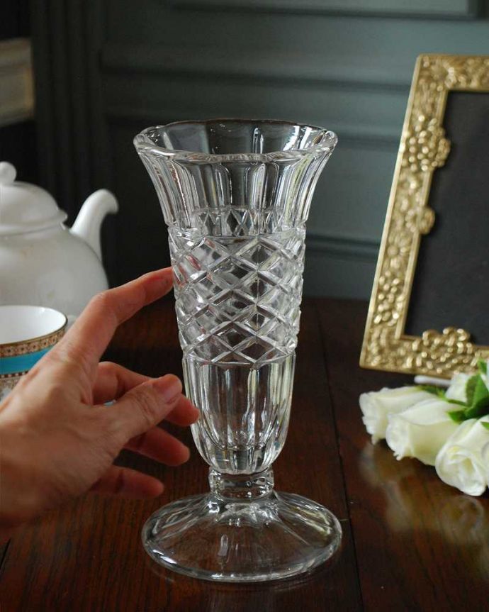 アンティーク 雑貨のガラス小物　アンティーク雑貨　美しいシルエットのアンティークフラワーベース（花器）プレスドグラス。気軽に使えるフラワーベース英国らしくいろんなサイズが見つかる花器。(pg-5115)