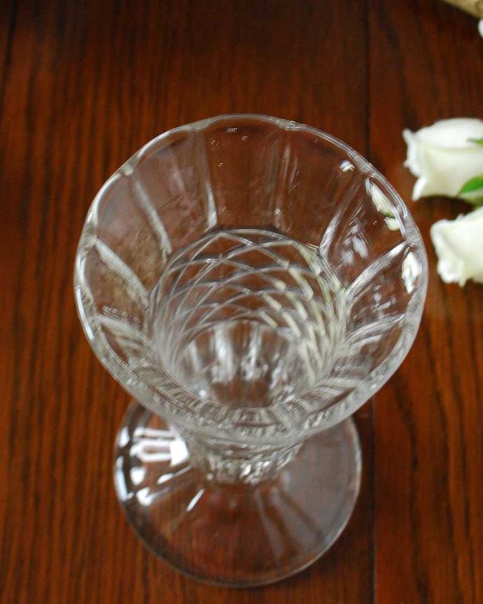 アンティーク 雑貨のガラス小物　アンティーク雑貨　美しいシルエットのアンティークフラワーベース（花器）プレスドグラス。上から見るとこんな感じですアンティークなので、多少の欠け・傷がある場合がありますが、使用上問題はありませんのでご了承下さい。(pg-5115)
