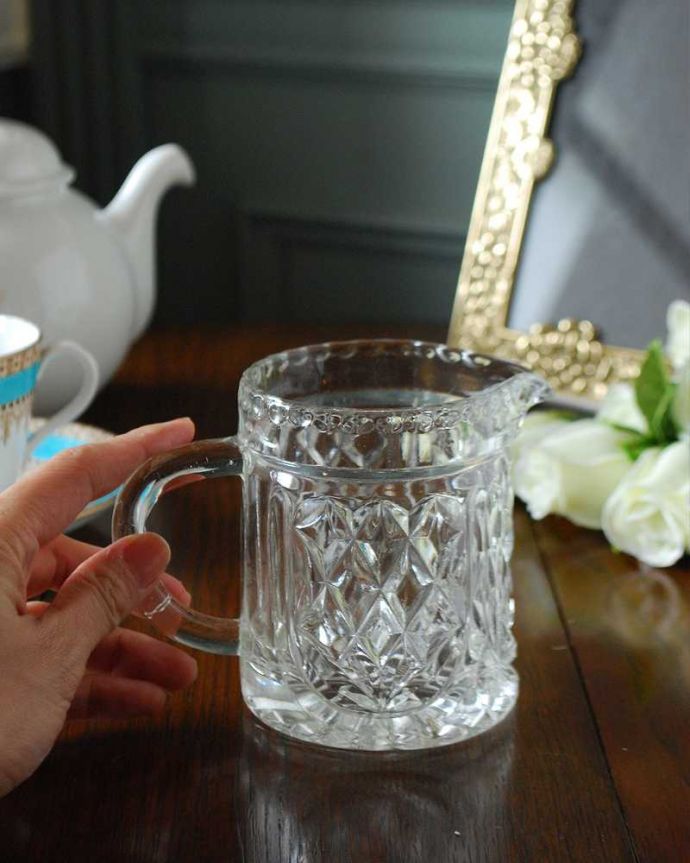 アンティーク 雑貨のガラス小物　アンティーク雑貨　キラキラ輝く小さなアンティークプレスドグラス、ミニピッチャー(ミルクポット)。持ち手もしっかり付いています昔と同じようにミルクを入れて使うのはもちろん使い方は自由自在。(pg-5118)