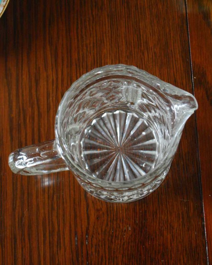 アンティーク 雑貨のガラス小物　アンティーク雑貨　キラキラ輝く小さなアンティークプレスドグラス、ミニピッチャー(ミルクポット)。上から見るとこんな感じです。(pg-5118)