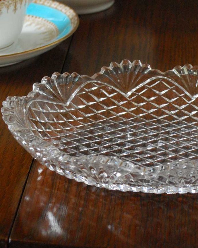 アンティーク 雑貨のガラス小物　アンティーク雑貨　フリフリした縁取りがとっても可愛いアンティーク プレスドグラスのボウル。食事の時間を楽しく過ごすために作られた器貴重だったガラスがプレスドグラスの発達によって気軽に手に入るようになった時代に作られたテーブルウェア。(pg-5119)