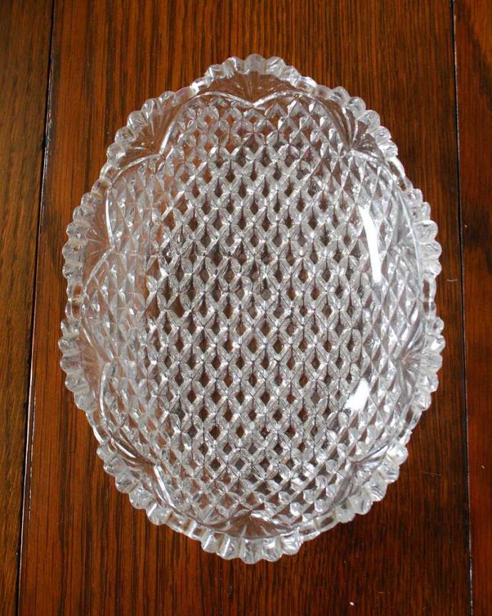 アンティーク 雑貨のガラス小物　アンティーク雑貨　フリフリした縁取りがとっても可愛いアンティーク プレスドグラスのボウル。上から見るとこんな感じです。(pg-5119)