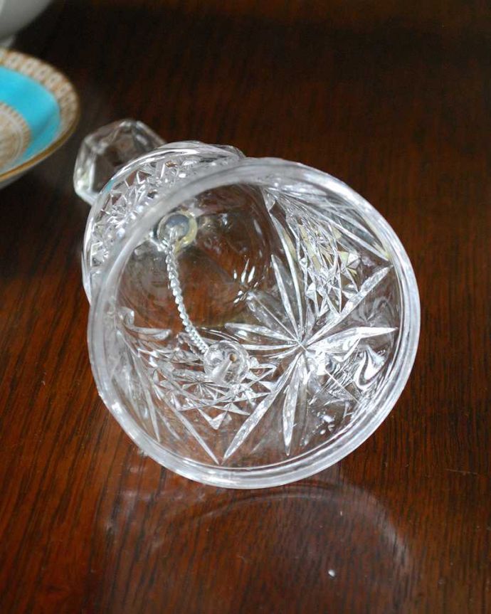 アンティーク 雑貨のガラス小物　アンティーク雑貨　英国から届いたガラスのベル、アンティーク のプレスドグラス。キレイな音を奏でてくれますアンティークなので多少のキズやカケがある場合はありますが、きちんと鳴ります。(pg-5120)
