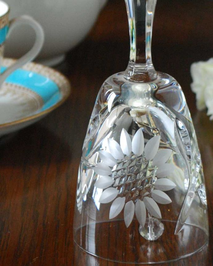 アンティーク 雑貨のガラス小物　アンティーク雑貨　大輪のひまわりの花が咲いたアンティーク プレスドグラス(ベル)。装飾も美しいガラスで出来たベル使用人を呼ぶために日常的に使われていたベル。(pg-5123)