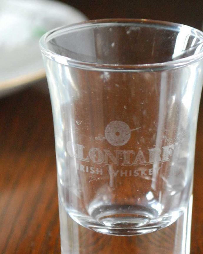アンティーク 雑貨のガラス小物　アンティーク雑貨　大人のための小さなアンティークグラス、お酒を楽しむリキュールグラス(ショットグラス)。食卓を華やかにしてくれるテーブルグラス何を入れても美しく使えるアンティークのテーブルグラス。(pg-5127)