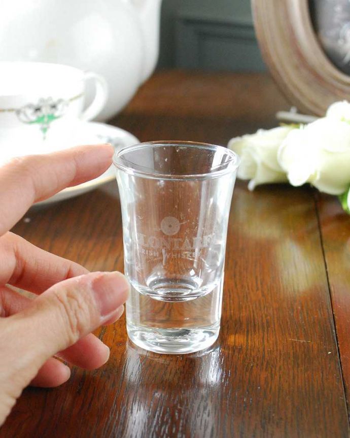 アンティーク 雑貨のガラス小物　アンティーク雑貨　大人のための小さなアンティークグラス、お酒を楽しむリキュールグラス(ショットグラス)。可愛いミニサイズ大きさはコレくらい。(pg-5127)