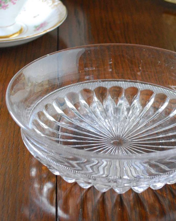 アンティーク 雑貨のガラス小物　アンティーク雑貨　色々なシーンで便利に使えるアンティークガラスボウル、プレスドグラス。食事の時間を楽しく過ごすために作られた器貴重だったガラスがプレスドグラスの発達によって気軽に手に入るようになった時代に作られたテーブルウェア。(pg-5133)