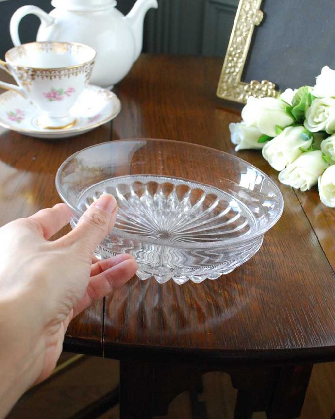 アンティーク 雑貨のガラス小物　アンティーク雑貨　色々なシーンで便利に使えるアンティークガラスボウル、プレスドグラス。いろいろ便利に使えます食卓で使うのはもちろん、お花を浮かべたり、花器代わりに使ったりと自分だけの使い方を楽しんで下さい。(pg-5133)
