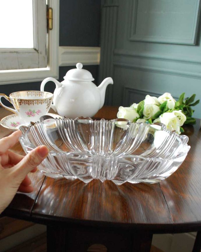 アンティーク 雑貨のガラス小物　アンティーク雑貨　食卓を華やかに彩るアンティークプレスドグラス、ガラスボウル。いろいろ便利に使えます食卓で使うのはもちろん、お花を浮かべたり、花器代わりに使ったりと自分だけの使い方を楽しんで下さい。(pg-5146)