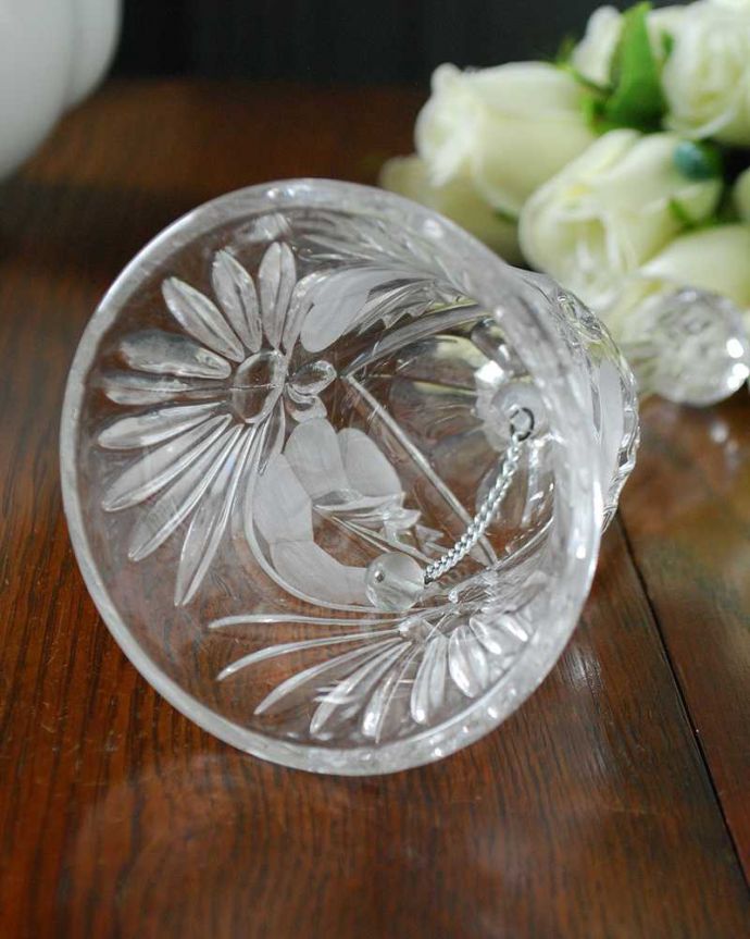 アンティーク 雑貨のガラス小物　アンティーク雑貨　大輪のお花が咲いた美しいデザインのプレスドグラス、アンティークのガラスベル。キレイな音を奏でてくれますアンティークなので多少のキズやカケがある場合はありますが、きちんと鳴ります。(pg-5148)