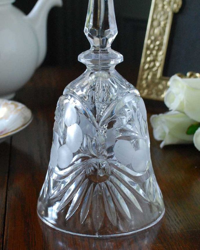 アンティーク 雑貨のガラス小物　アンティーク雑貨　お花のカッティングが可愛い、英国アンティークプレスドグラス（ガラスベル）。装飾も美しいガラスで出来たベル使用人を呼ぶために日常的に使われていたベル。(pg-5149)
