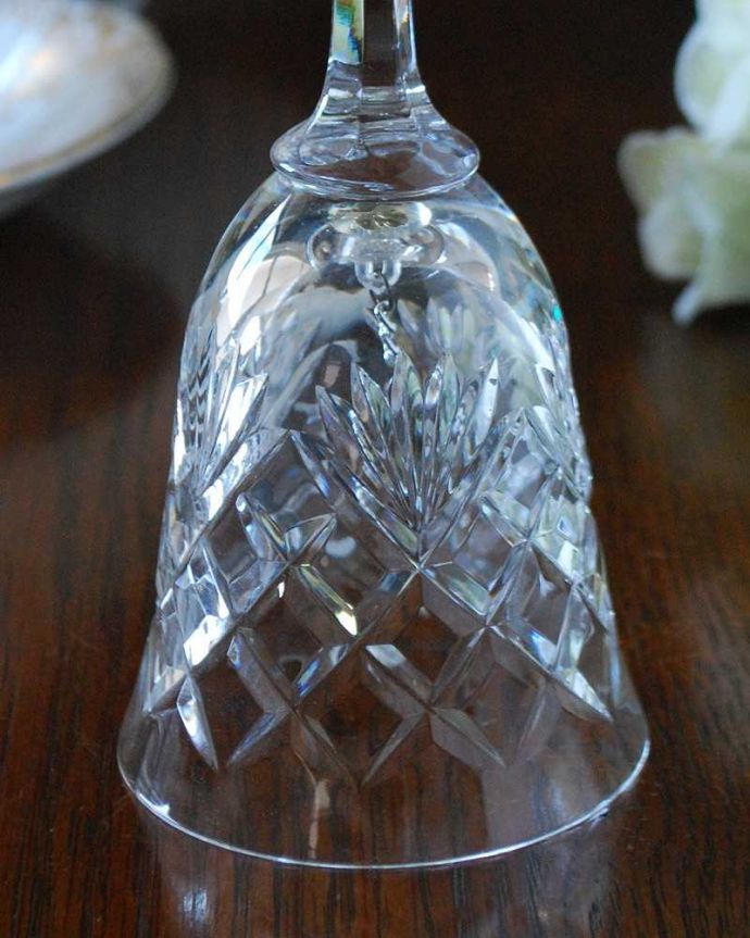 アンティーク 雑貨のガラス小物　アンティーク雑貨　憧れのテーブルコーディネートに華を添えるアンティークプレスドグラスのディナーベル。装飾も美しいガラスで出来たベル使用人を呼ぶために日常的に使われていたベル。(pg-5152)