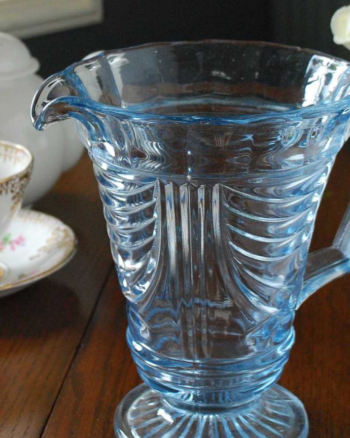 アンティーク 雑貨のガラス小物　アンティーク雑貨　クリアブルーがさわやかなアンティークプレスドグラス、食卓も華やかにするウォータージャグ。英国の家庭には必ずあるウォータージャグアルコールを飲まない人のためにテーブルの中央にお水を置いて置かれていたウォータージャグ。(pg-5153)