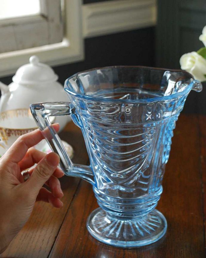 アンティーク 雑貨のガラス小物　アンティーク雑貨　クリアブルーがさわやかなアンティークプレスドグラス、食卓も華やかにするウォータージャグ。いろんな使い方が出来ます飲み物を入れるのはもちろんフラワーベースとしても使いやすい便利なサイズです。(pg-5153)