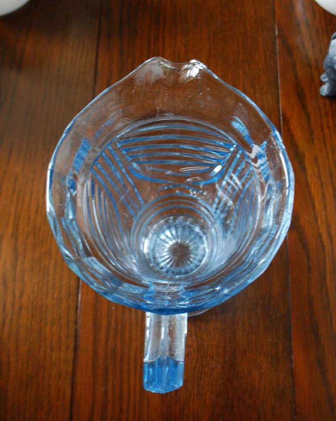 アンティーク 雑貨のガラス小物　アンティーク雑貨　クリアブルーがさわやかなアンティークプレスドグラス、食卓も華やかにするウォータージャグ。中を見てみると･･･上からみるとこんな感じです。(pg-5153)