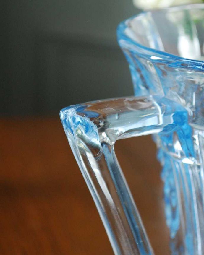 アンティーク 雑貨のガラス小物　アンティーク雑貨　クリアブルーがさわやかなアンティークプレスドグラス、食卓も華やかにするウォータージャグ。カケがあるのでSALE価格ですカケがありました。(pg-5153)