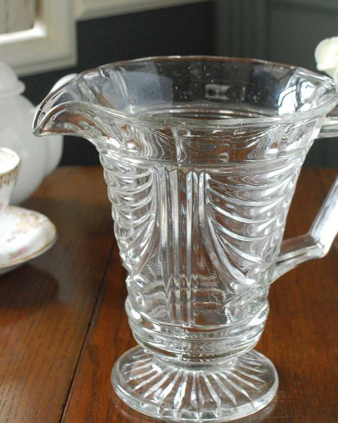 アンティーク 雑貨のガラス小物　アンティーク雑貨　フラワーベースとしても使えるアンティークプレスドグラス、ウォータージャグ。英国の家庭には必ずあるウォータージャグアルコールを飲まない人のためにテーブルの中央にお水を置いて置かれていたウォータージャグ。(pg-5154)