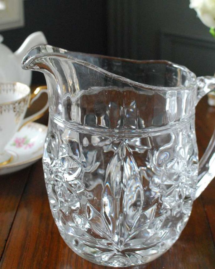 アンティーク 雑貨のガラス小物　アンティーク雑貨　透明感のある美しいアンティークプレスドグラス、ウォータージャグ。英国の家庭には必ずあるウォータージャグアルコールを飲まない人のためにテーブルの中央にお水を置いて置かれていたウォータージャグ。(pg-5155)