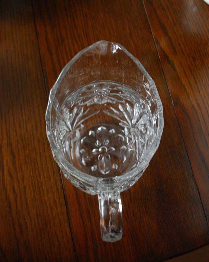 アンティーク 雑貨のガラス小物　アンティーク雑貨　透明感のある美しいアンティークプレスドグラス、ウォータージャグ。中を見てみると･･･アンティークなので多少のキズやカケがありますが使用上問題がないものだけをご紹介しています。(pg-5155)