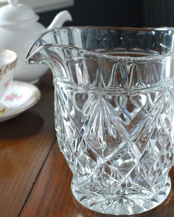 アンティーク 雑貨のガラス小物　アンティーク雑貨　光と水に反射してキラキラ輝くアンティークプレスドグラス、ウォータージャグ。英国の家庭には必ずあるウォータージャグアルコールを飲まない人のためにテーブルの中央にお水を置いて置かれていたウォータージャグ。(pg-5156)