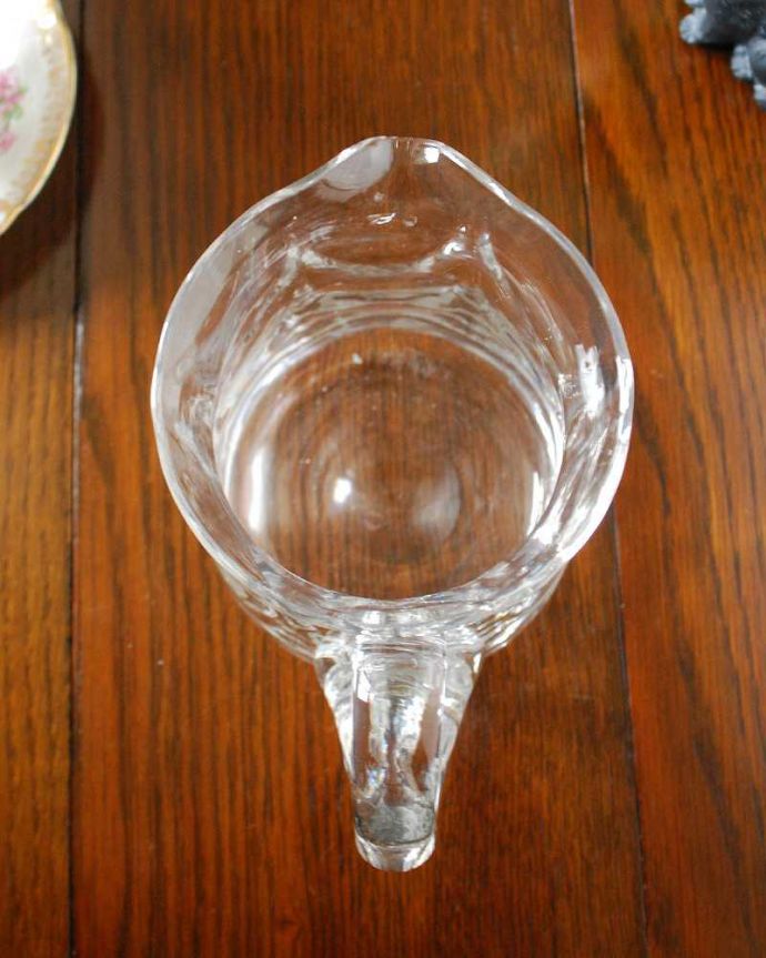 アンティーク 雑貨のガラス小物　アンティーク雑貨　イギリス輸入のプレスドグラス、アンティークガラスが美しいレモネードジャグ。上から見るとこんな感じです。(pg-5158)