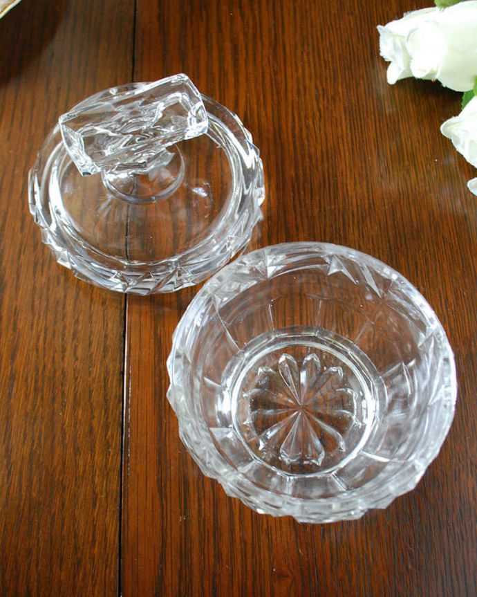 アンティーク 雑貨のガラス小物　アンティーク雑貨　リンゴのような可愛いフォルムのアンティークプレスドグラス、蓋付きのガラスケース。上から見るとこんな感じアンティークなので多少のキズや欠けがある場合がありますが、使用上問題はありませんのでご了承下さい。(pg-5163)