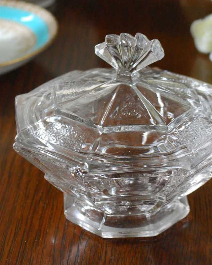 アンティーク 雑貨のガラス小物　アンティーク雑貨　扇を開いたような持ち手までも可愛い、美しいガラスケース。女性のために作られたパフボール入れもともとは女性がお化粧するためのコットンやパフを収納するために作られた器。(pg-5164)