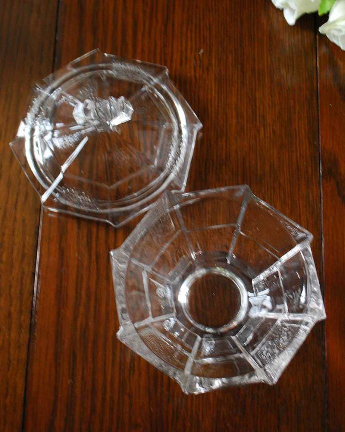 アンティーク 雑貨のガラス小物　アンティーク雑貨　扇を開いたような持ち手までも可愛い、美しいガラスケース。上から見るとこんな感じアンティークなので多少のキズや欠けがある場合がありますが、使用上問題はありませんのでご了承下さい。(pg-5164)