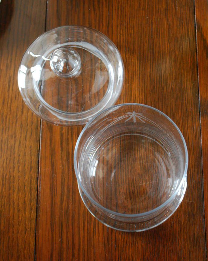 アンティーク 雑貨のガラス小物　アンティーク雑貨　フタ付きアンティークプレスドグラス。中を見るとこんな感じアンティークなので多少のキズ・欠けがある場合がありますが、使用上問題ありませんのでご了承下さい。(pg-5170)