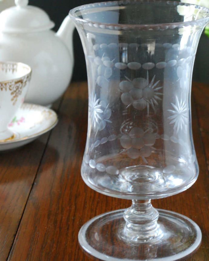 アンティーク 雑貨のガラス小物　アンティーク雑貨　透明感のあるガラスに浮かぶ模様が美しいアンティークプレスドグラス、セロリーベース(フラワーベース)。実は、セロリのために作られた器オシャレな花器に見えますが、実はセロリを立てて食卓に出すために作られた器、セロリ―ベース。(pg-5171)