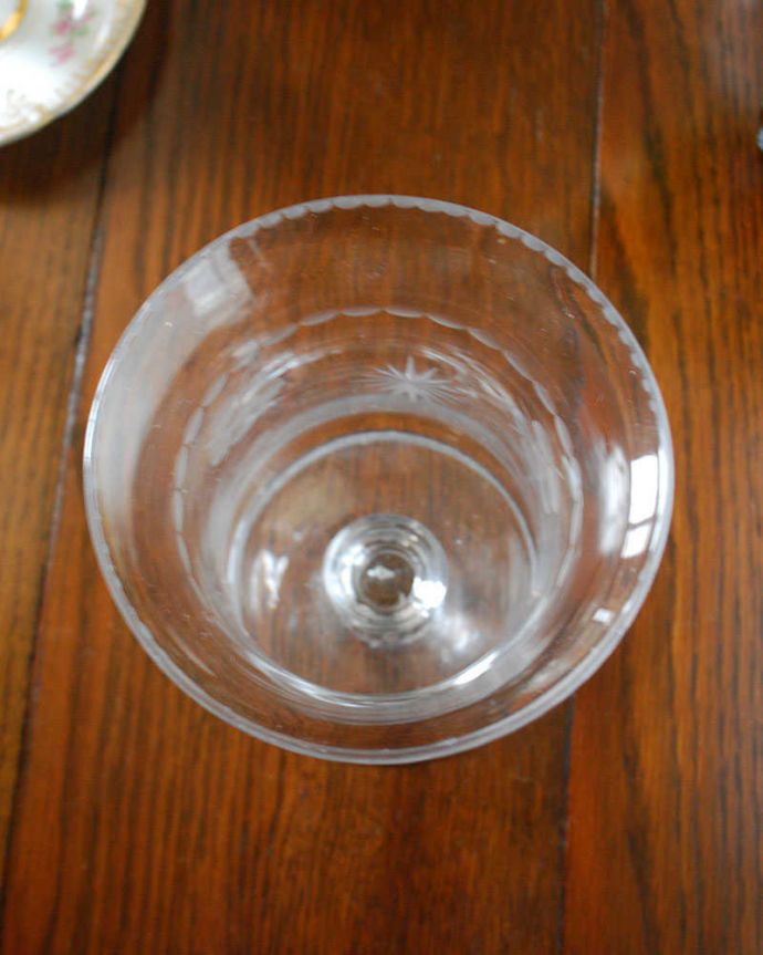 アンティーク 雑貨のガラス小物　アンティーク雑貨　透明感のあるガラスに浮かぶ模様が美しいアンティークプレスドグラス、セロリーベース(フラワーベース)。上から見てチェックアンティークのため、多少の欠け・傷がある場合がありますが、使用上問題はありませんので、ご了承下さい。(pg-5171)