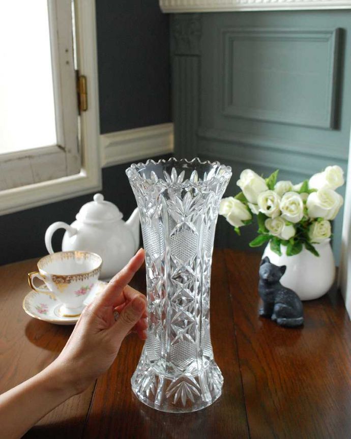 アンティーク 雑貨のガラス小物　アンティーク雑貨　クリスタルのような美しい輝き・・アンティークプレスドグラスのフラワーベース。置くだけで華やかな雰囲気大きなサイズの花器は、お家に1つは欲しいアイテム。(pg-5175)