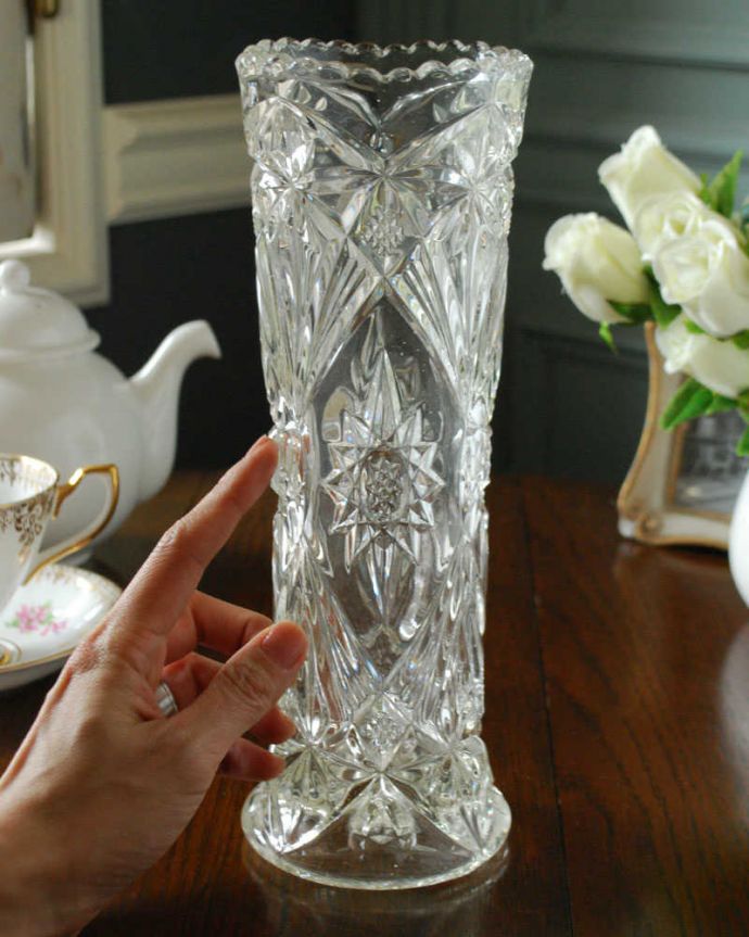 アンティーク 雑貨のガラス小物　アンティーク雑貨　繊細なカッティングが美しいフラワーベース、アンティークプレスドグラス。置くだけで華やかな雰囲気大きなサイズの花器は、お家に1つは欲しいアイテム。(pg-5176)