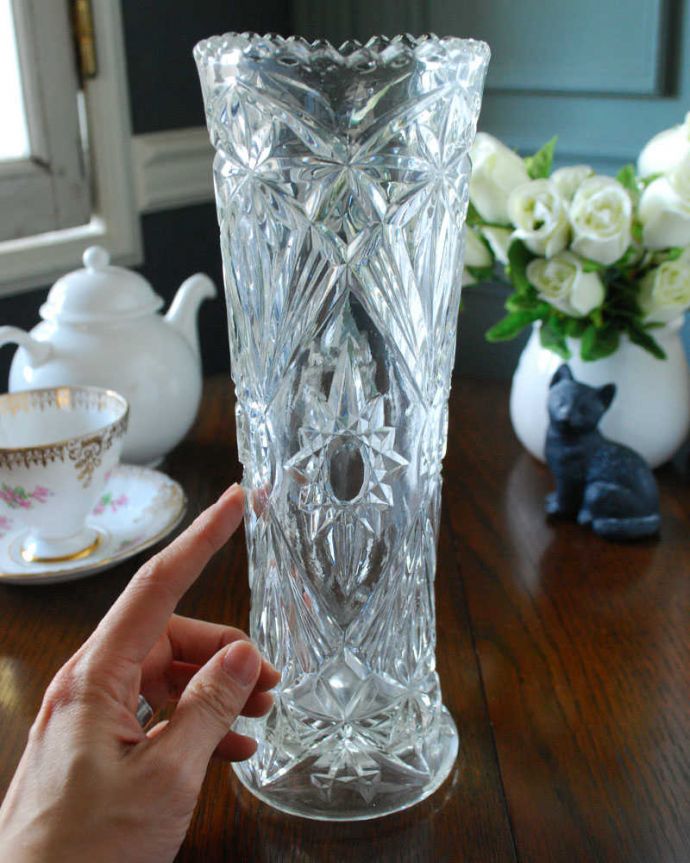 アンティーク 雑貨のガラス小物　アンティーク雑貨　カッティングが美しいフラワーベース、アンティークプレスドグラス（花器）。置くだけで華やかな雰囲気大きなサイズの花器は、お家に1つは欲しいアイテム。(pg-5177)