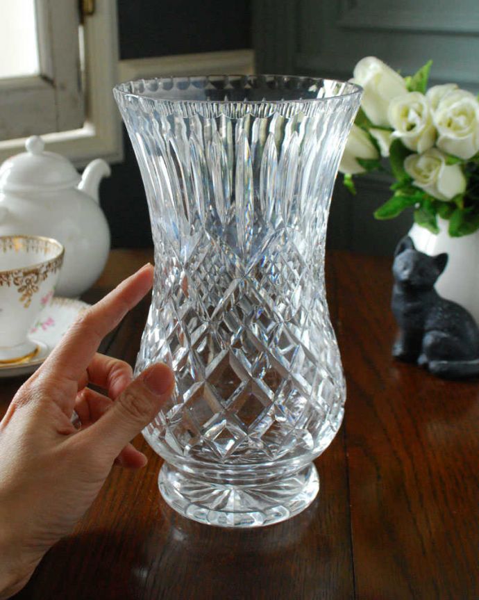 アンティーク 雑貨のガラス小物　アンティーク雑貨　存在感たっぷりの大きなフラワーベース、アンティークプレスドグラス。気軽に使えるフラワーベース英国らしくいろんなサイズが見つかる花器。(pg-5179)