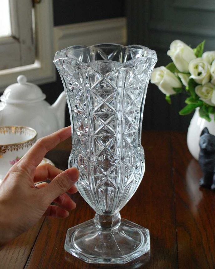 アンティーク 雑貨のガラス小物　アンティーク雑貨　ふんわりとしたシルエットも素敵なアンティークプレスドグラス（花器）。キラキラ輝く美しさ置いておくだけでも絵になるデザイン。(pg-5181)
