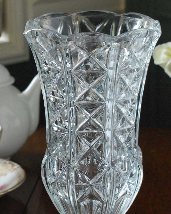 アンティーク 雑貨のガラス小物　アンティーク雑貨　ふんわりとしたシルエットも素敵なアンティークプレスドグラス（花器）。普段の生活にパッと華を添えてくれるアンティーク気軽に使えるアンティークのプレスドグラスの中で、もっとも英国らしいアイテムの花器。(pg-5181)