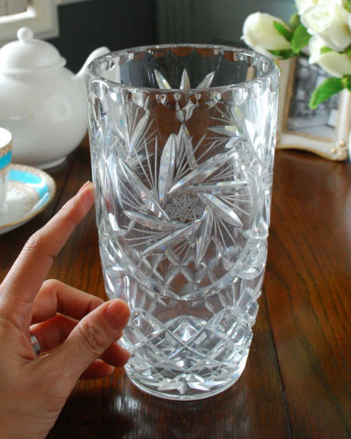 アンティーク 雑貨のガラス小物　アンティーク雑貨　豪華なカッティングが美しく煌めくアンティークプレスドグラス、フラワーベース。気軽に使えるフラワーベース英国らしくいろんなサイズが見つかる花器。(pg-5183)